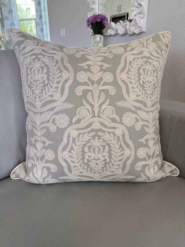 Constance pillow