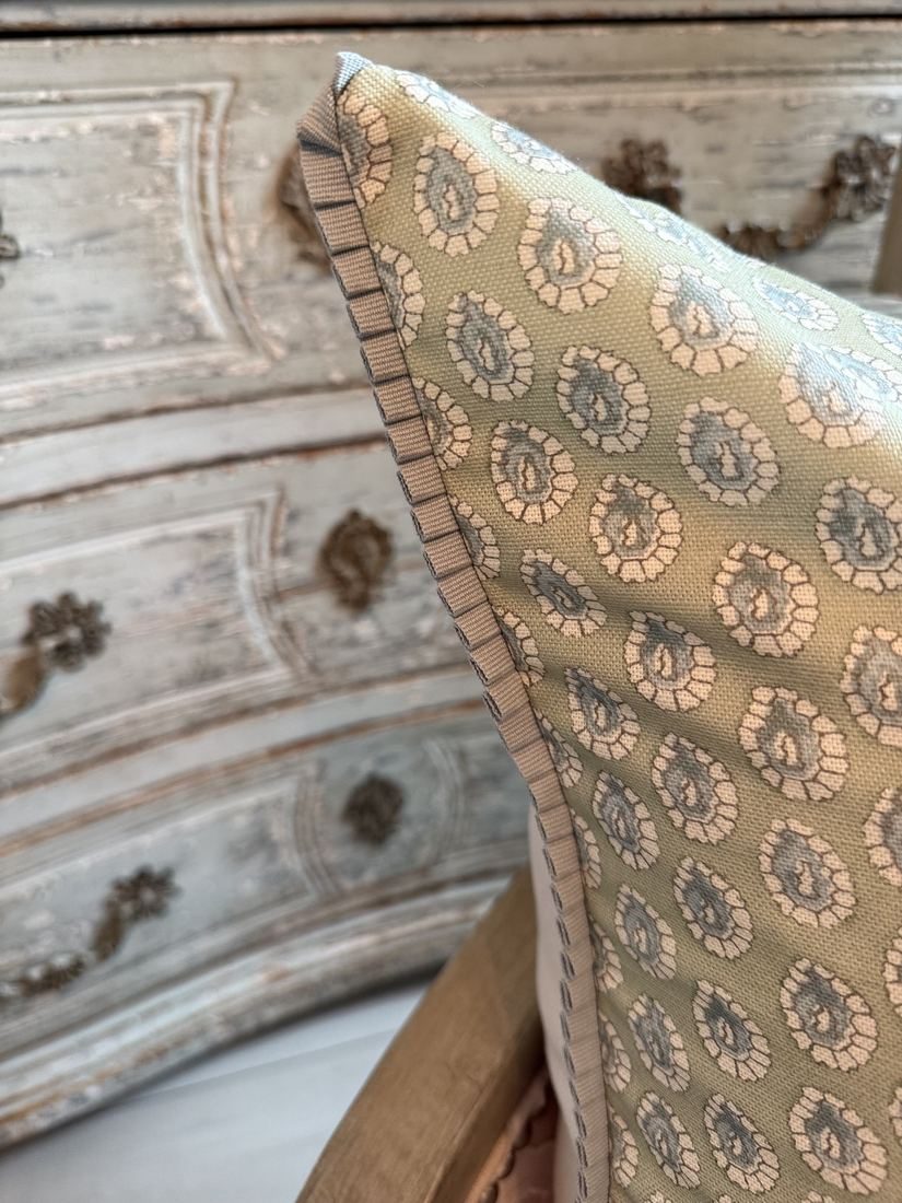 Dotti pillow pleated trim corner detail