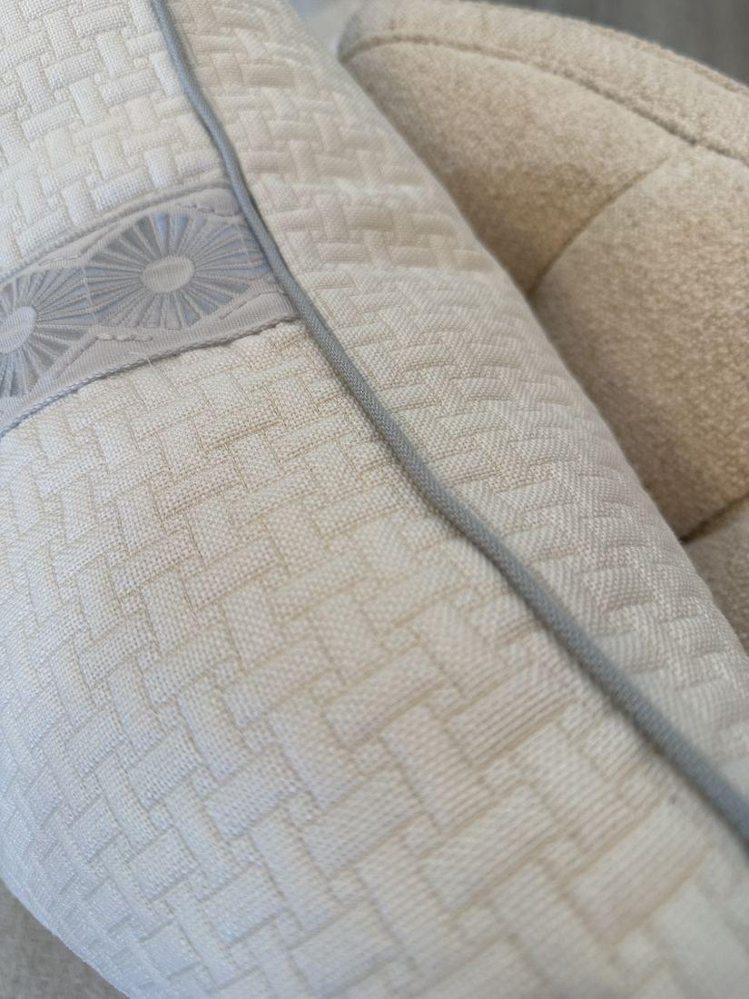 Lisa pillow texture and piping detail