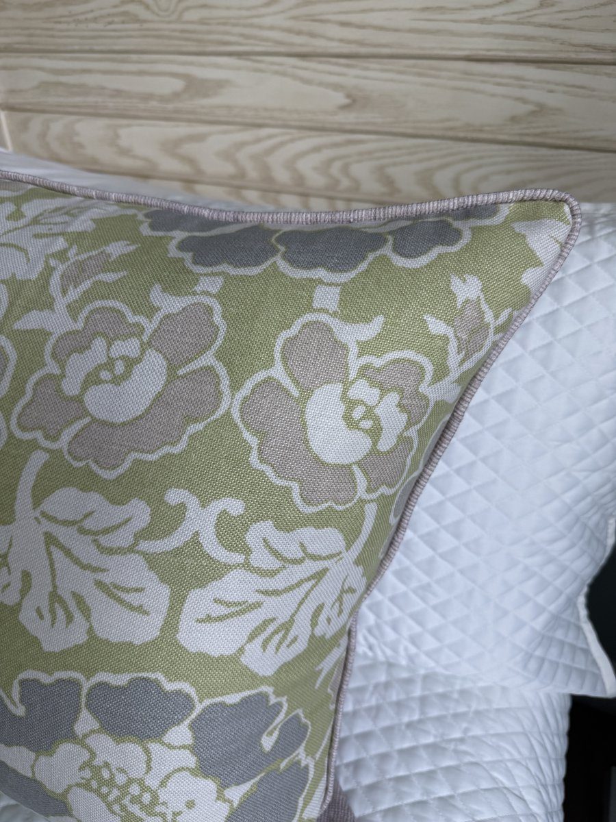 Shima corner detail with lavender piping